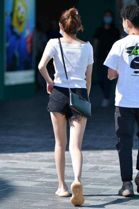 精选唯美街拍 NO.1236 小默街拍作品 – 牛仔热裤小美女[16P]-草丛看图