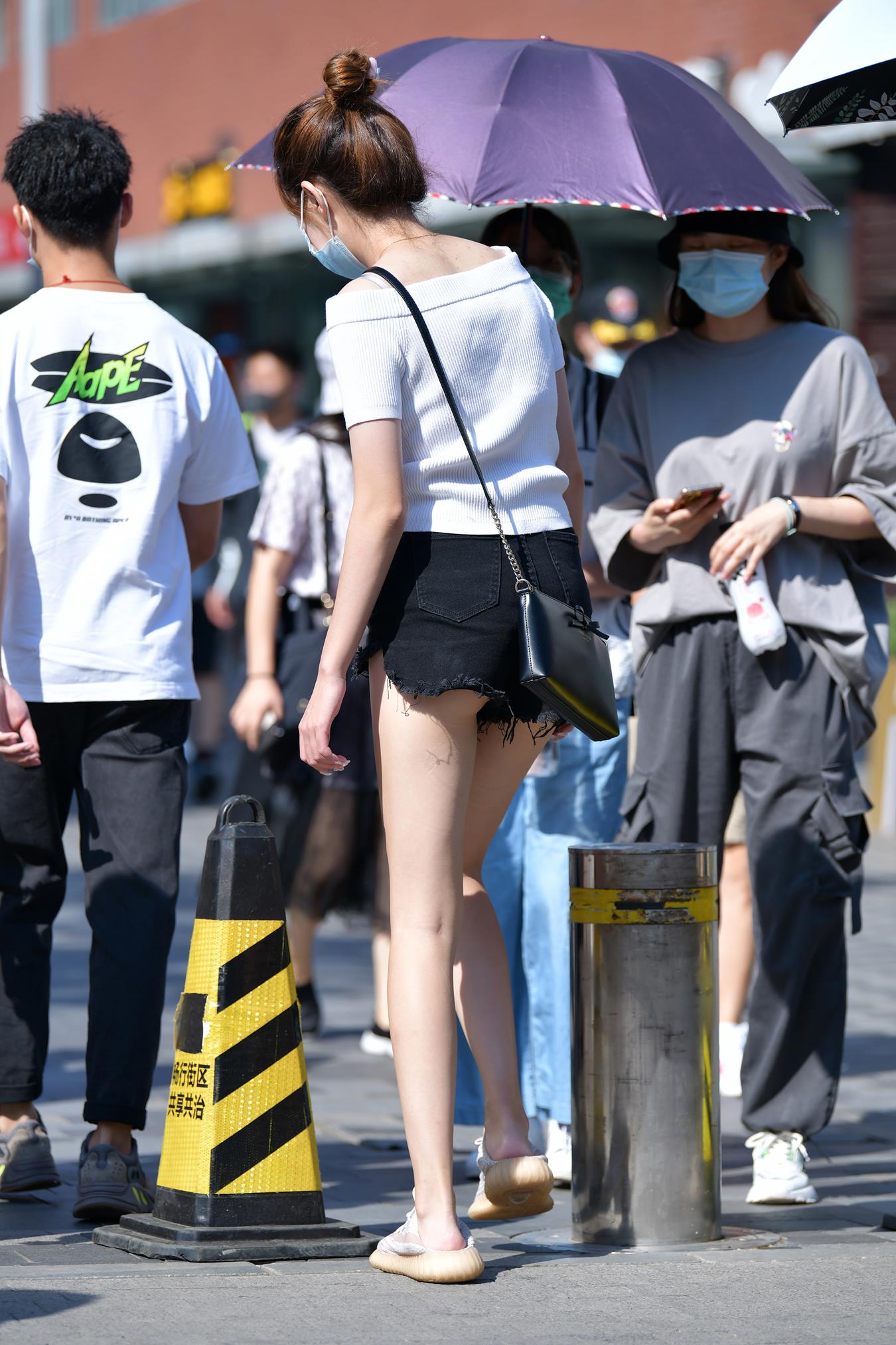 图片[8]-精选唯美街拍 NO.1236 小默街拍作品 – 牛仔热裤小美女[16P]-草丛看图