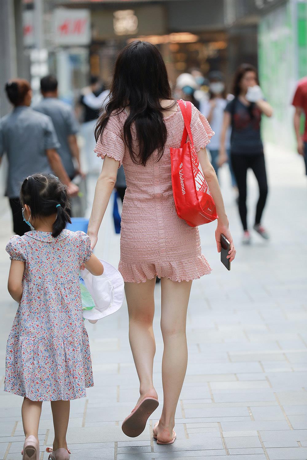 图片[1]-精选唯美街拍 NO.1248 四九城嘎子街拍作品 – 白嫩美腿辣妈[52P]-草丛看图