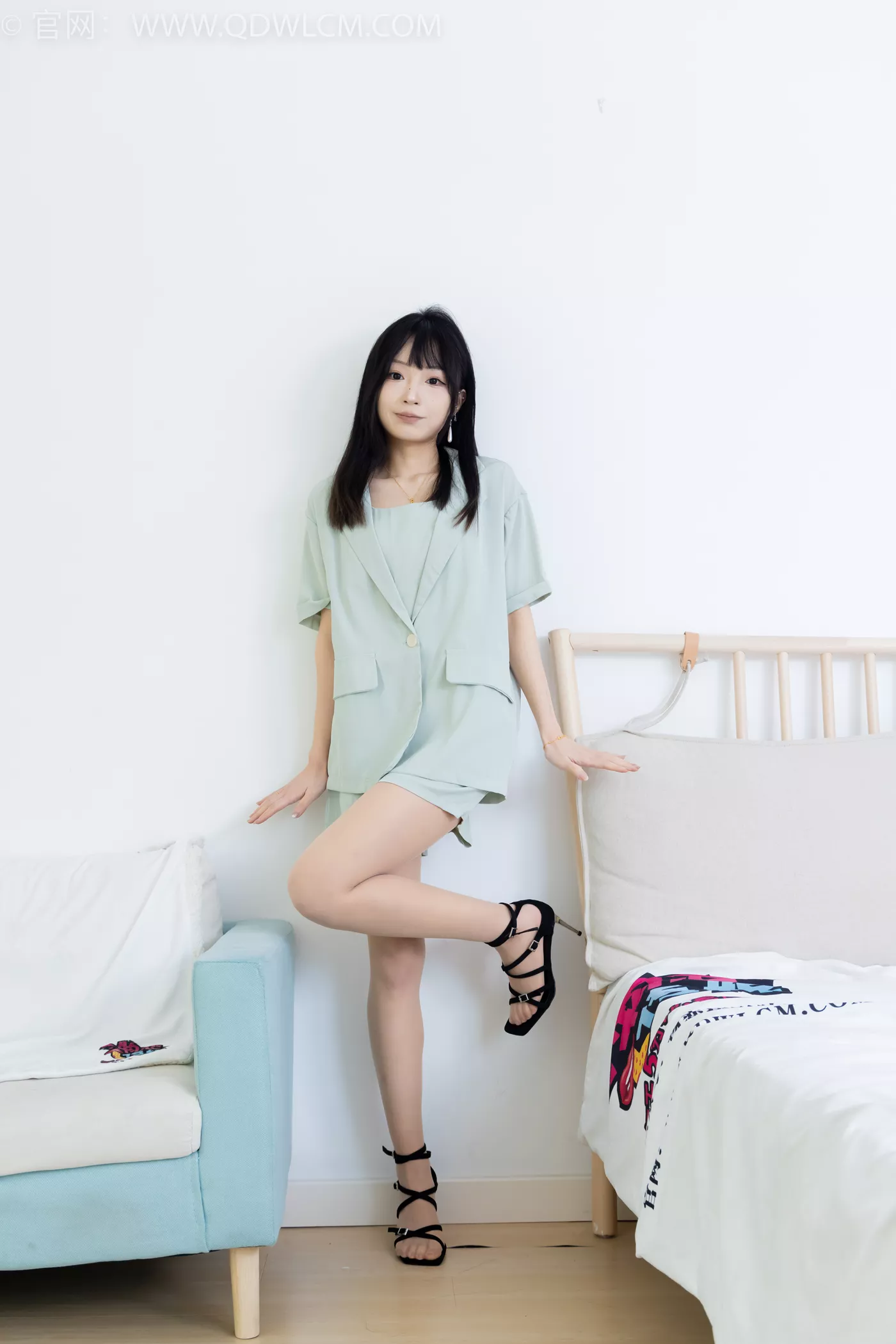 图片[4]-精选勿恋传媒 NO.2217 嘟嘟-正午阳光[160P]-草丛看图