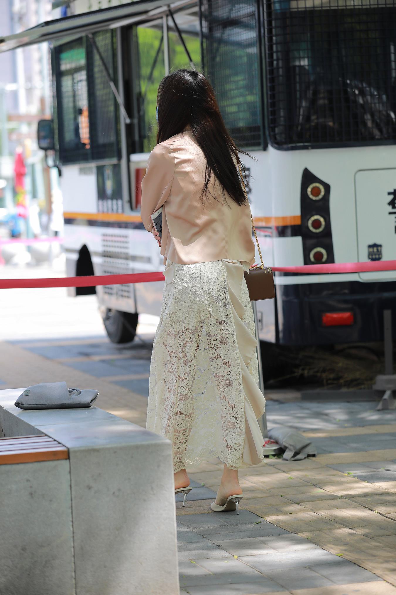 图片[2]-精选唯美街拍 NO.1258 四九城嘎子街拍作品 – 蕾SI裙美腿闺蜜[100P]-草丛看图