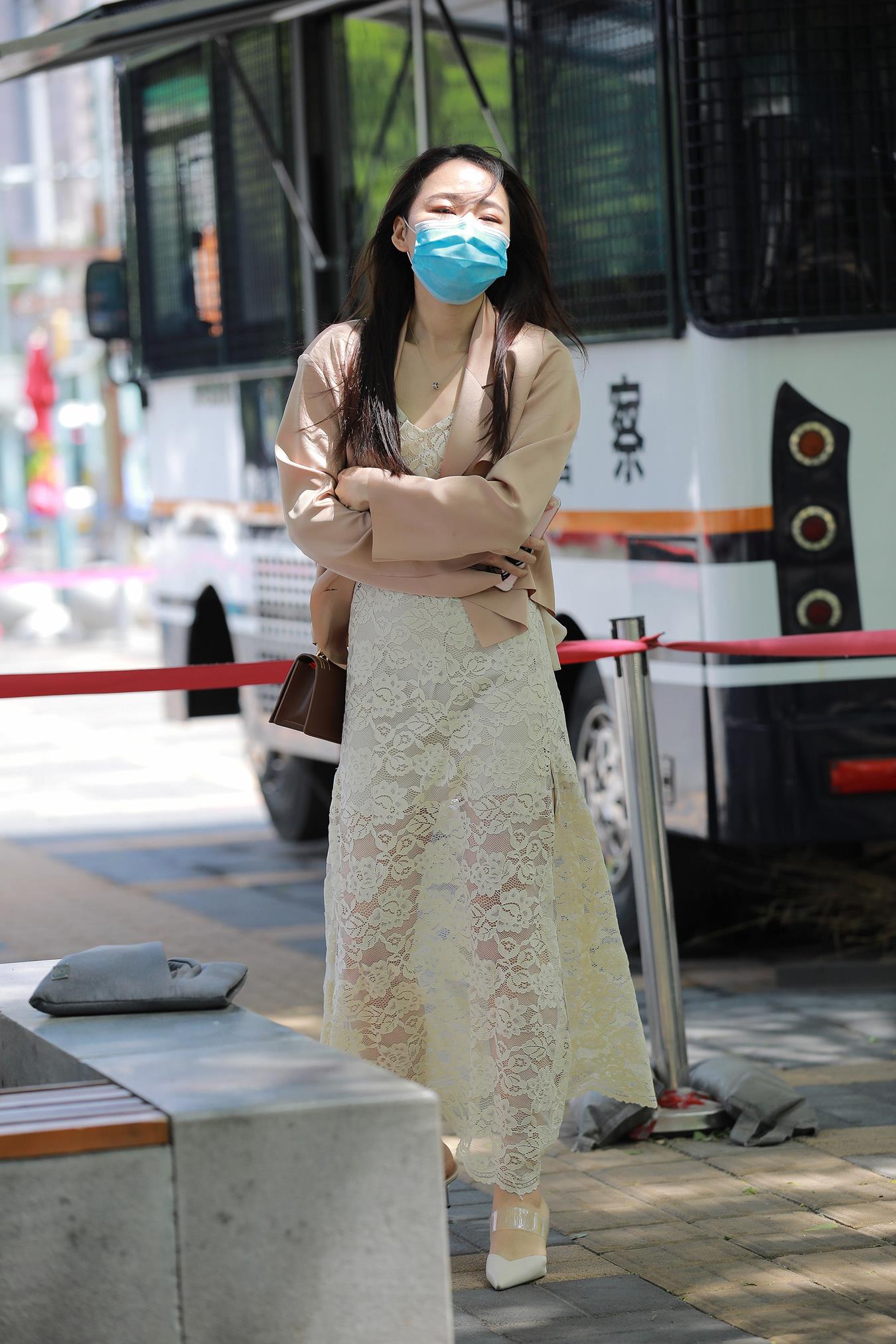 图片[4]-精选唯美街拍 NO.1258 四九城嘎子街拍作品 – 蕾SI裙美腿闺蜜[100P]-草丛看图