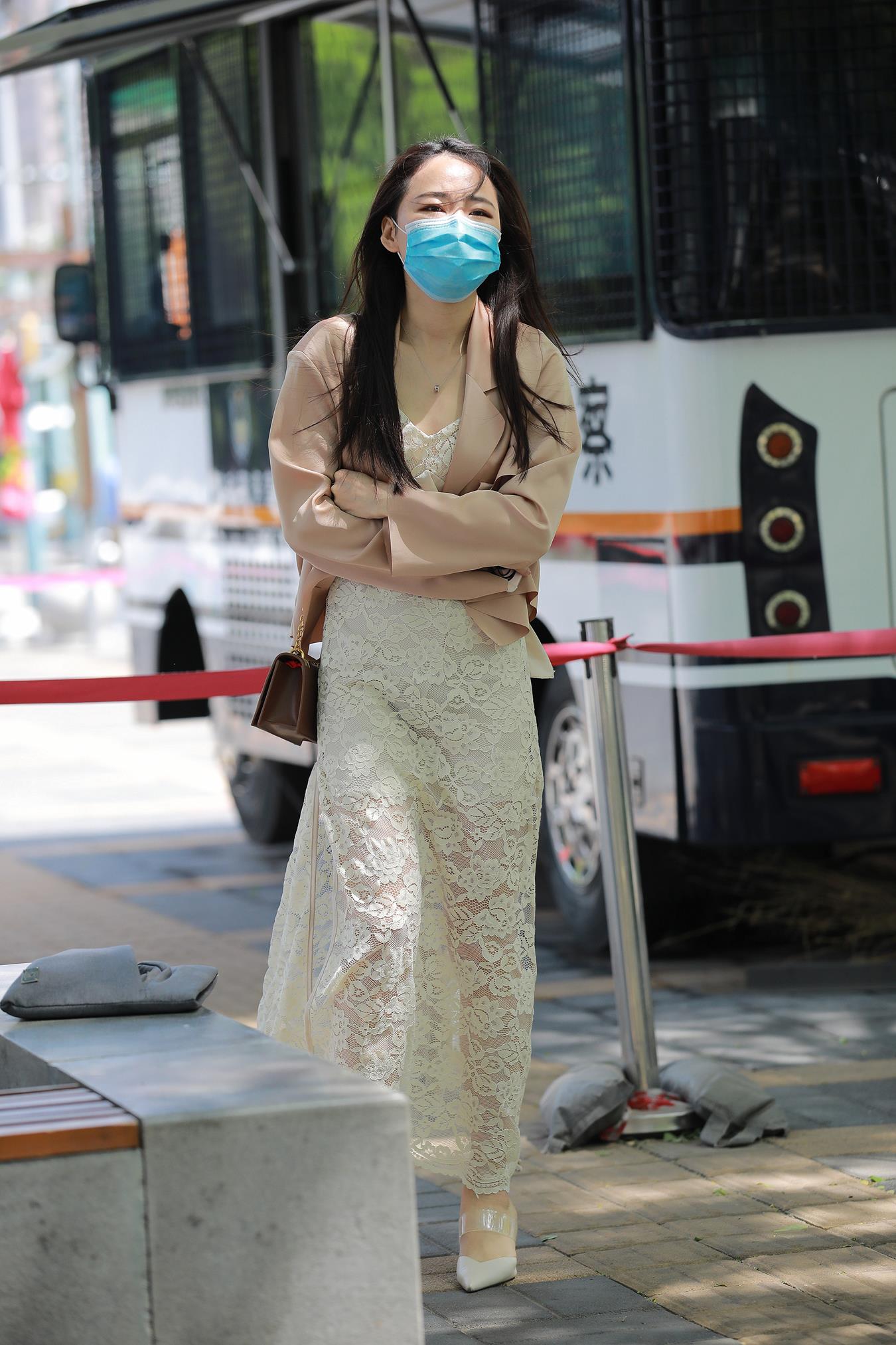 图片[5]-精选唯美街拍 NO.1258 四九城嘎子街拍作品 – 蕾SI裙美腿闺蜜[100P]-草丛看图