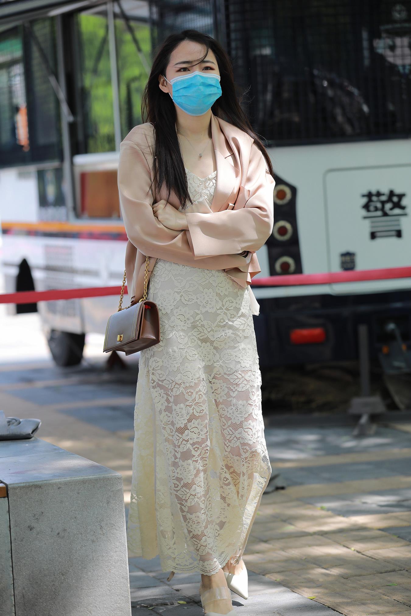 图片[8]-精选唯美街拍 NO.1258 四九城嘎子街拍作品 – 蕾SI裙美腿闺蜜[100P]-草丛看图