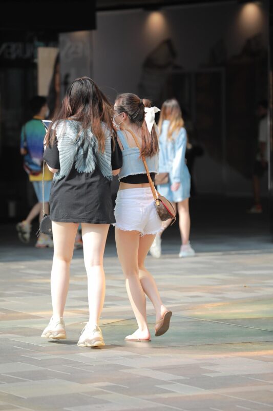 精选唯美街拍 NO.1226 玻璃街拍作品 – 热裤YY清纯小妹 （3）[58P]-草丛看图