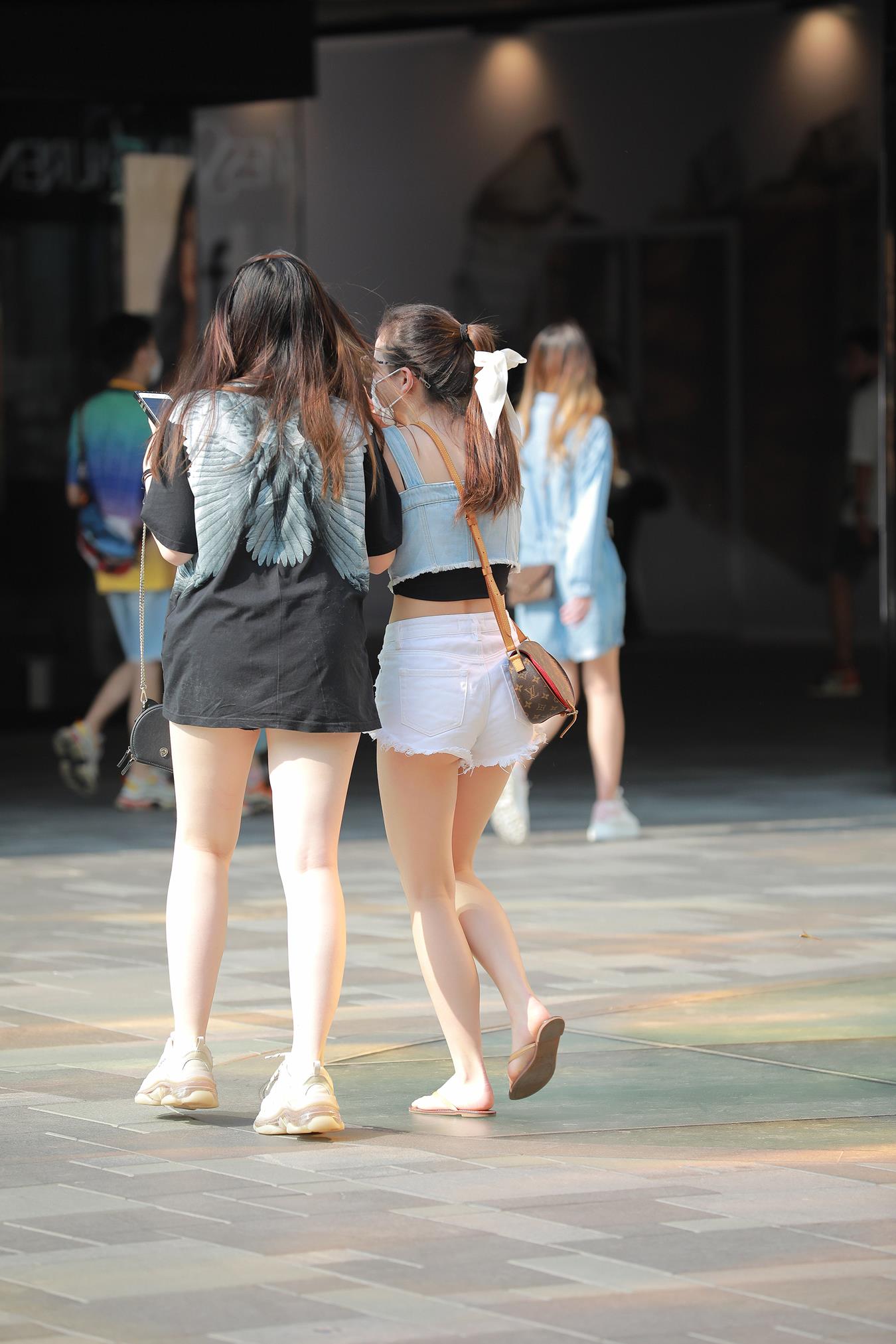 图片[1]-精选唯美街拍 NO.1226 玻璃街拍作品 – 热裤YY清纯小妹 （3）[58P]-草丛看图