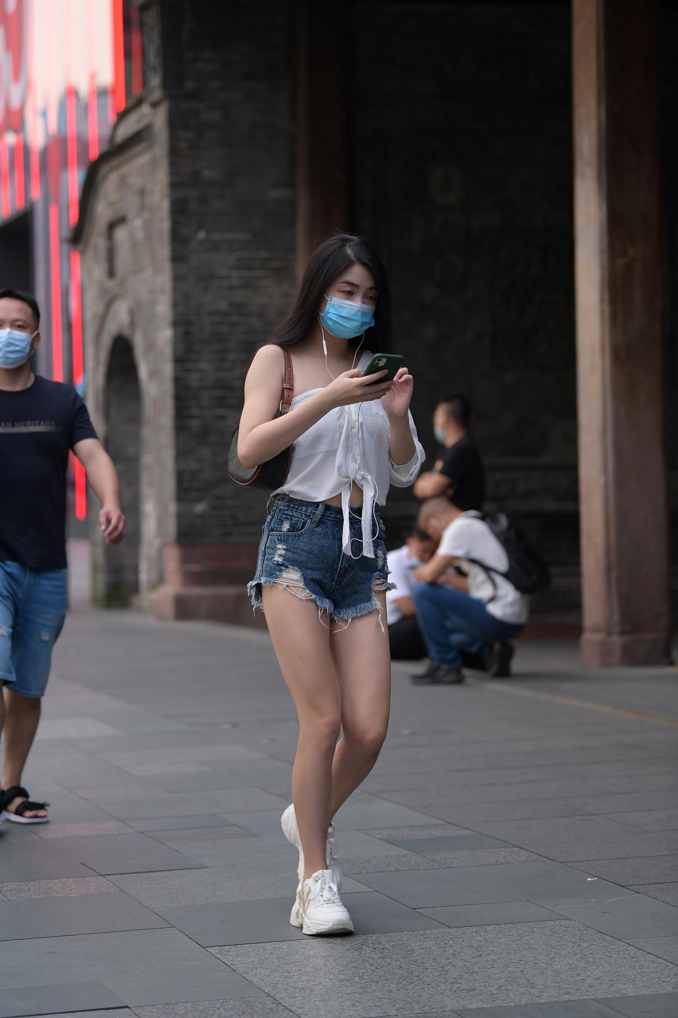 图片[2]-精选唯美街拍 NO.1227 玻璃街拍作品 – 热裤美眉[45P]-草丛看图