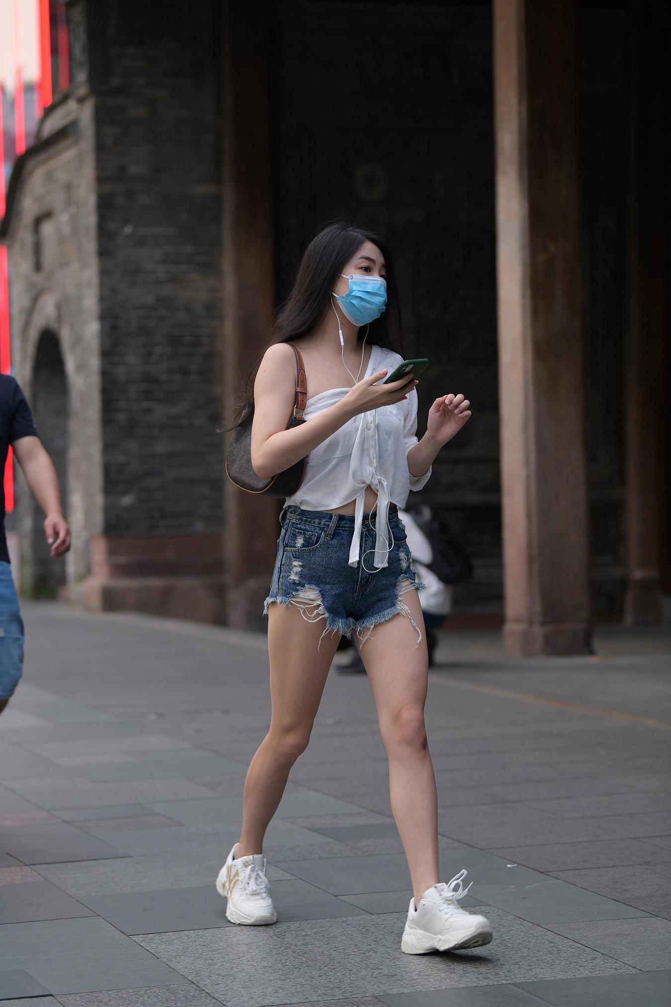 图片[4]-精选唯美街拍 NO.1227 玻璃街拍作品 – 热裤美眉[45P]-草丛看图