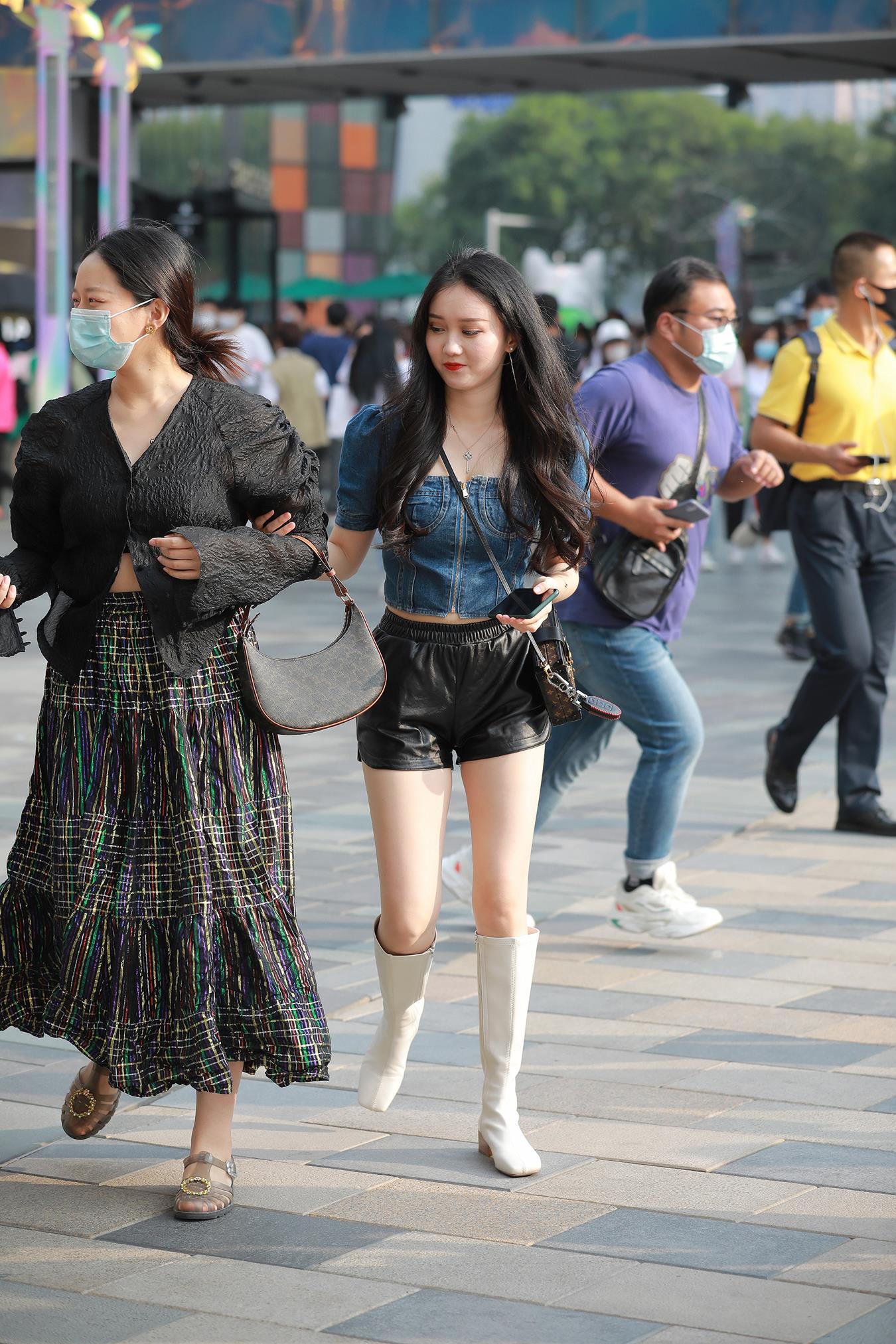 图片[7]-精选唯美街拍 NO.1251 四九城嘎子街拍作品 – 黑皮热裤闺蜜[53P]-草丛看图