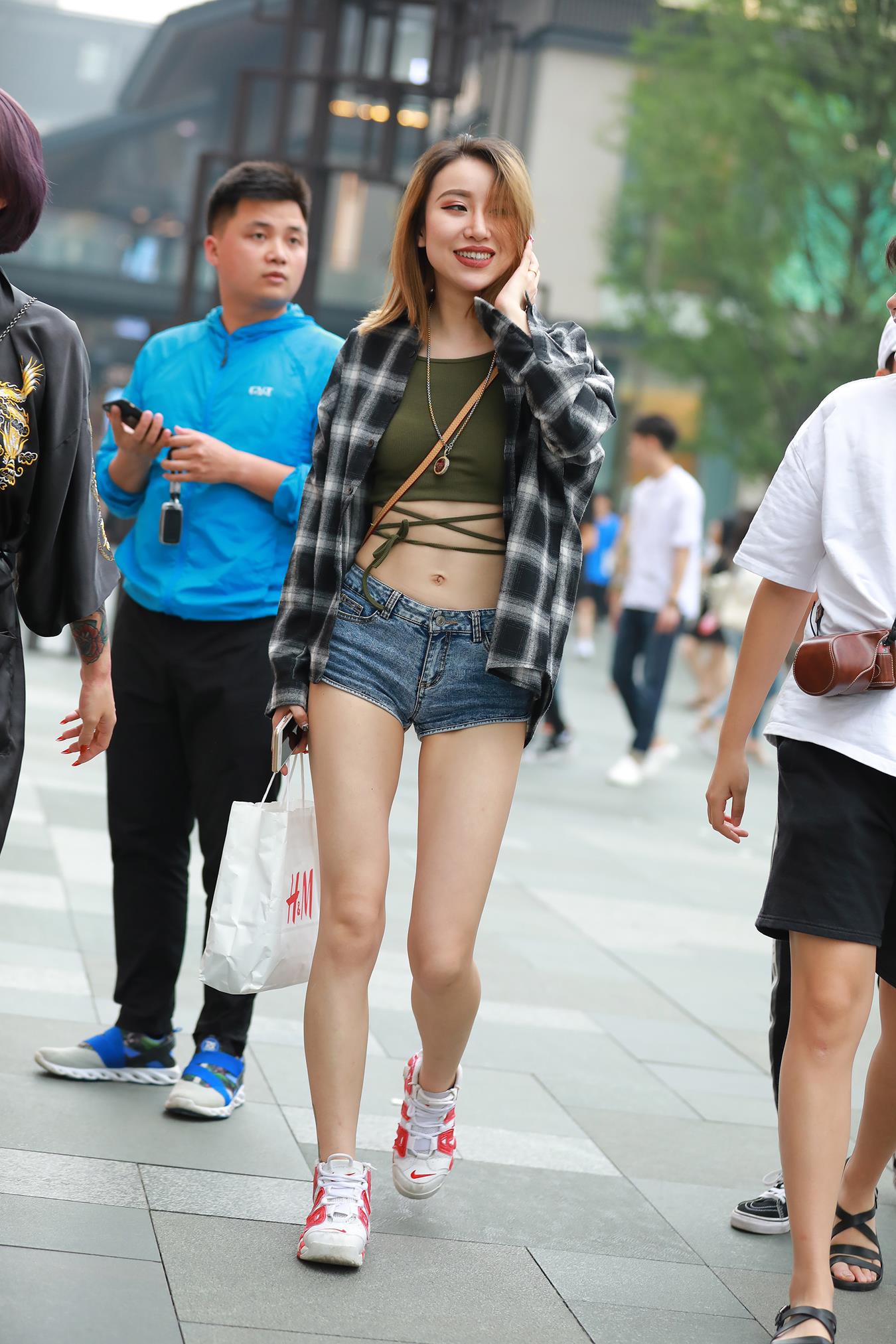 图片[6]-精选唯美街拍 NO.1277 视觉冲击街拍作品 – 肚脐，热裤妹字[42P]-草丛看图