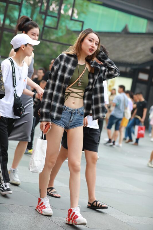 精选唯美街拍 NO.1277 视觉冲击街拍作品 – 肚脐，热裤妹字[42P]-草丛看图