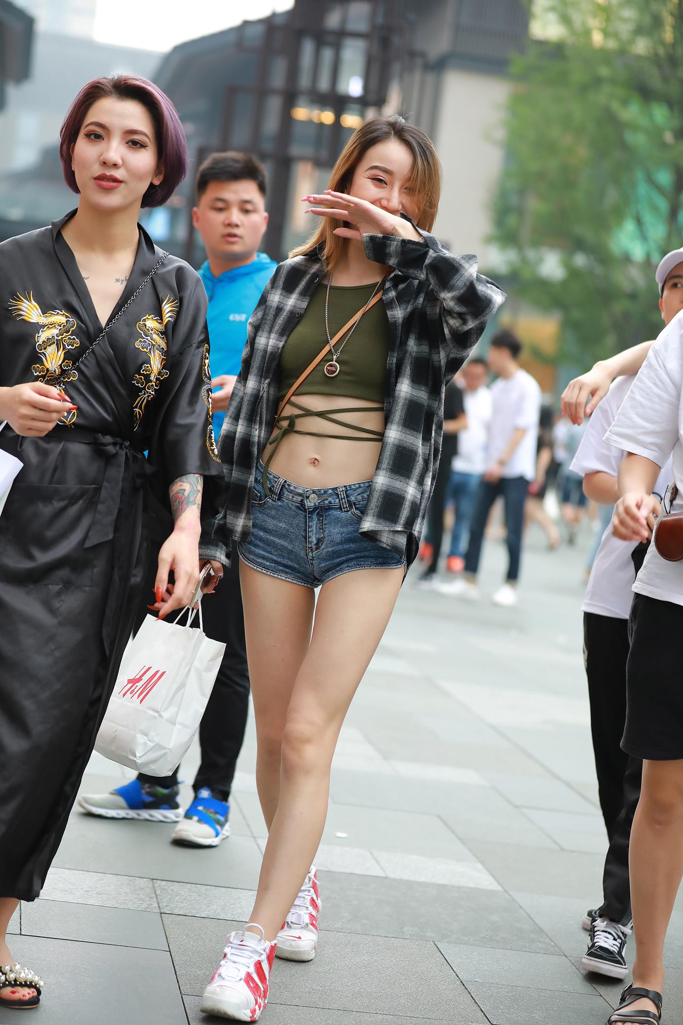 图片[7]-精选唯美街拍 NO.1277 视觉冲击街拍作品 – 肚脐，热裤妹字[42P]-草丛看图