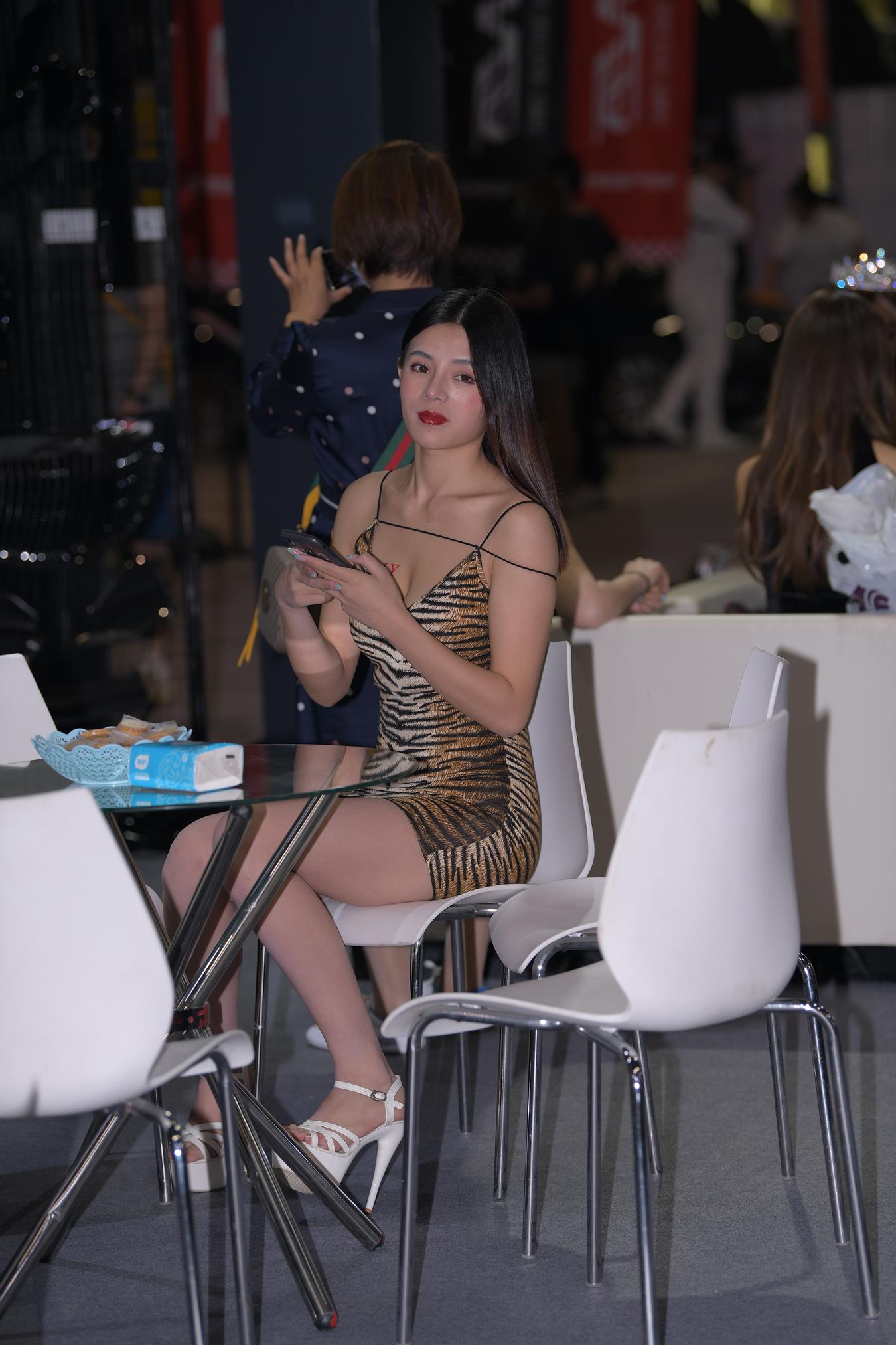 图片[6]-精选唯美街拍 NO.1282 视觉冲击街拍作品 – 豹纹吊带裙美女[41P]-草丛看图