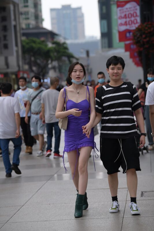 精选唯美街拍 NO.1283 视觉冲击街拍作品 – 吊带裙美女[54P]-草丛看图