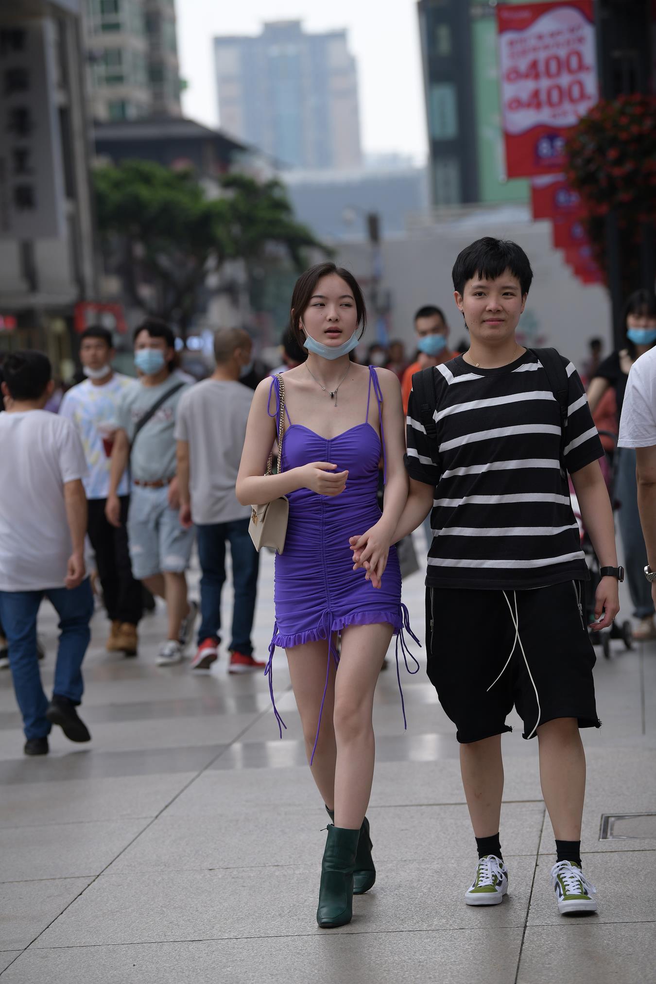 图片[1]-精选唯美街拍 NO.1283 视觉冲击街拍作品 – 吊带裙美女[54P]-草丛看图