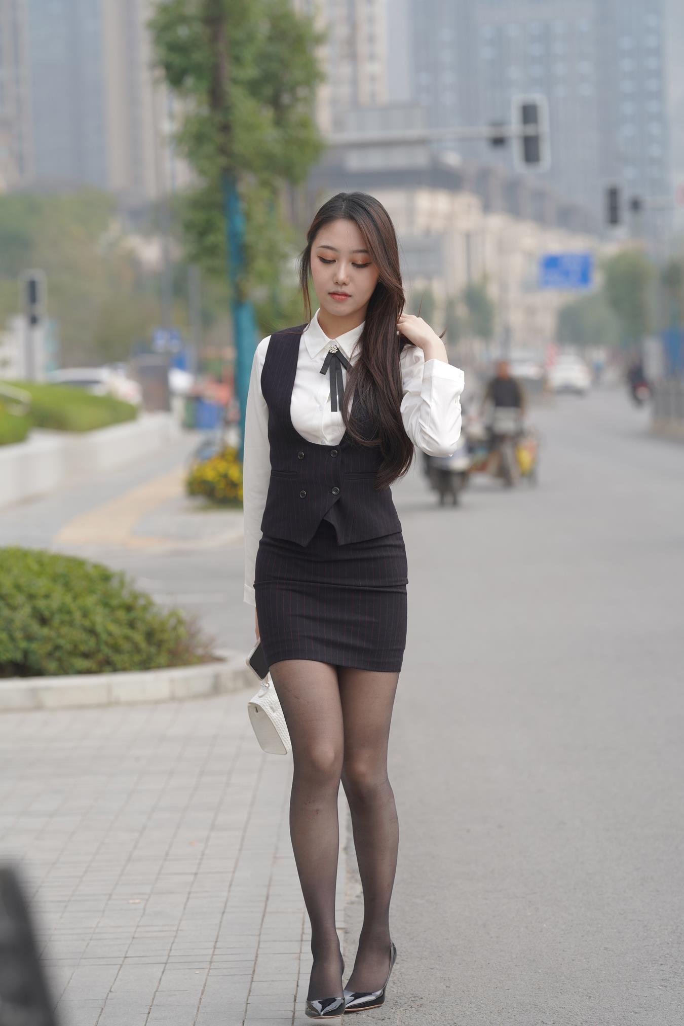 图片[1]-精选唯美街拍 NO.1220 牛男街拍 和漂亮女职员的下午茶时光 （2）[84P]-草丛看图