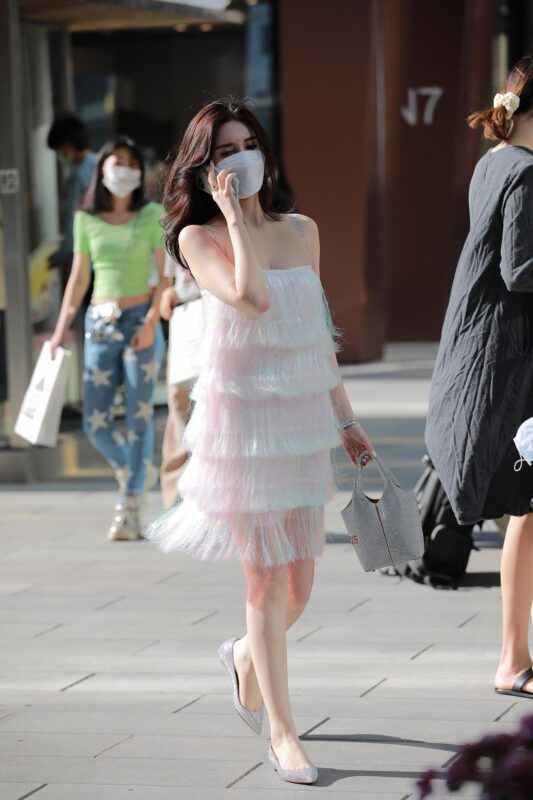 精选唯美街拍 NO.1240 四九城嘎子街拍作品 – 时尚白嫩小解解[55P]-草丛看图