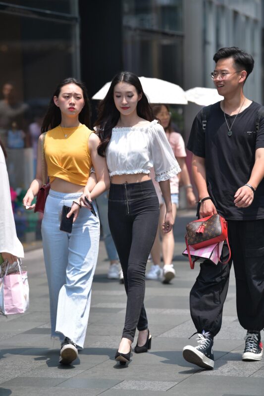 唯美街拍 NO.1265 视觉冲击街拍作品 – 搭讪极品密桃裤小解解[103P]-草丛看图