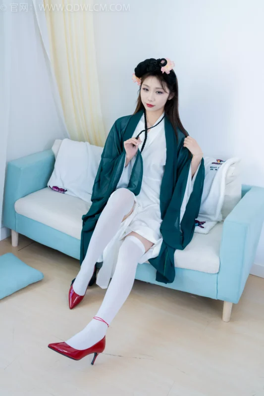 精选勿恋传媒 NO.2212 泡泡-一滴泪[200P]-草丛看图