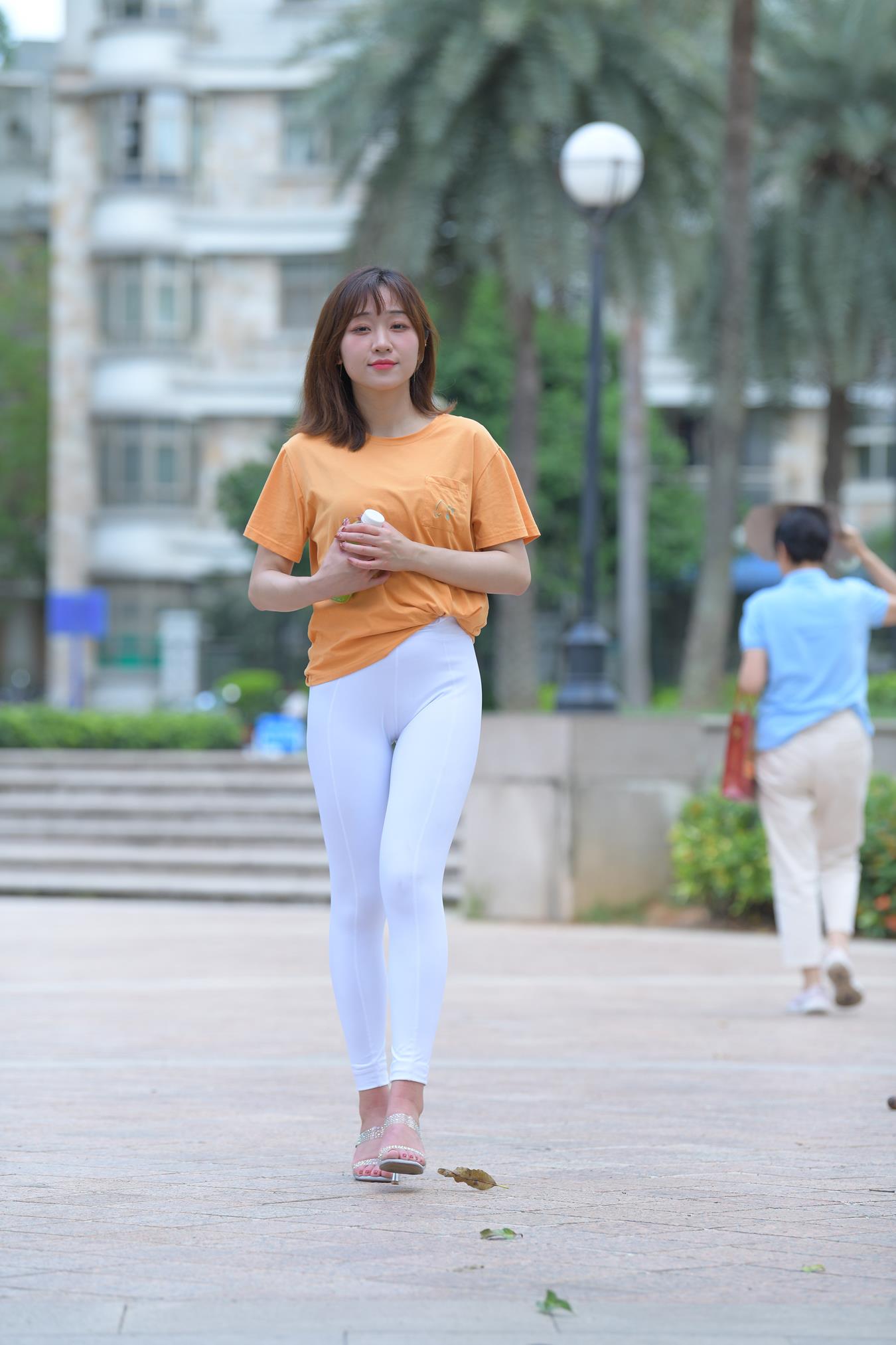 图片[2]-精选唯美街拍 NO.1195 阳光明媚的下午，她迟到了（4）[84P]-草丛看图