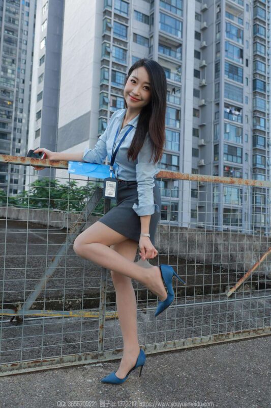 精选[IESS异思趣向] 2024.10.29 丝享家1884：小婕《蓝衣OL（上）》[58P]-草丛看图