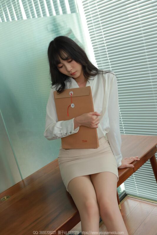 精选[IESS异思趣向] 2024.11.04 丝享家1889：团团《白鞋长腿》[83P]-草丛看图