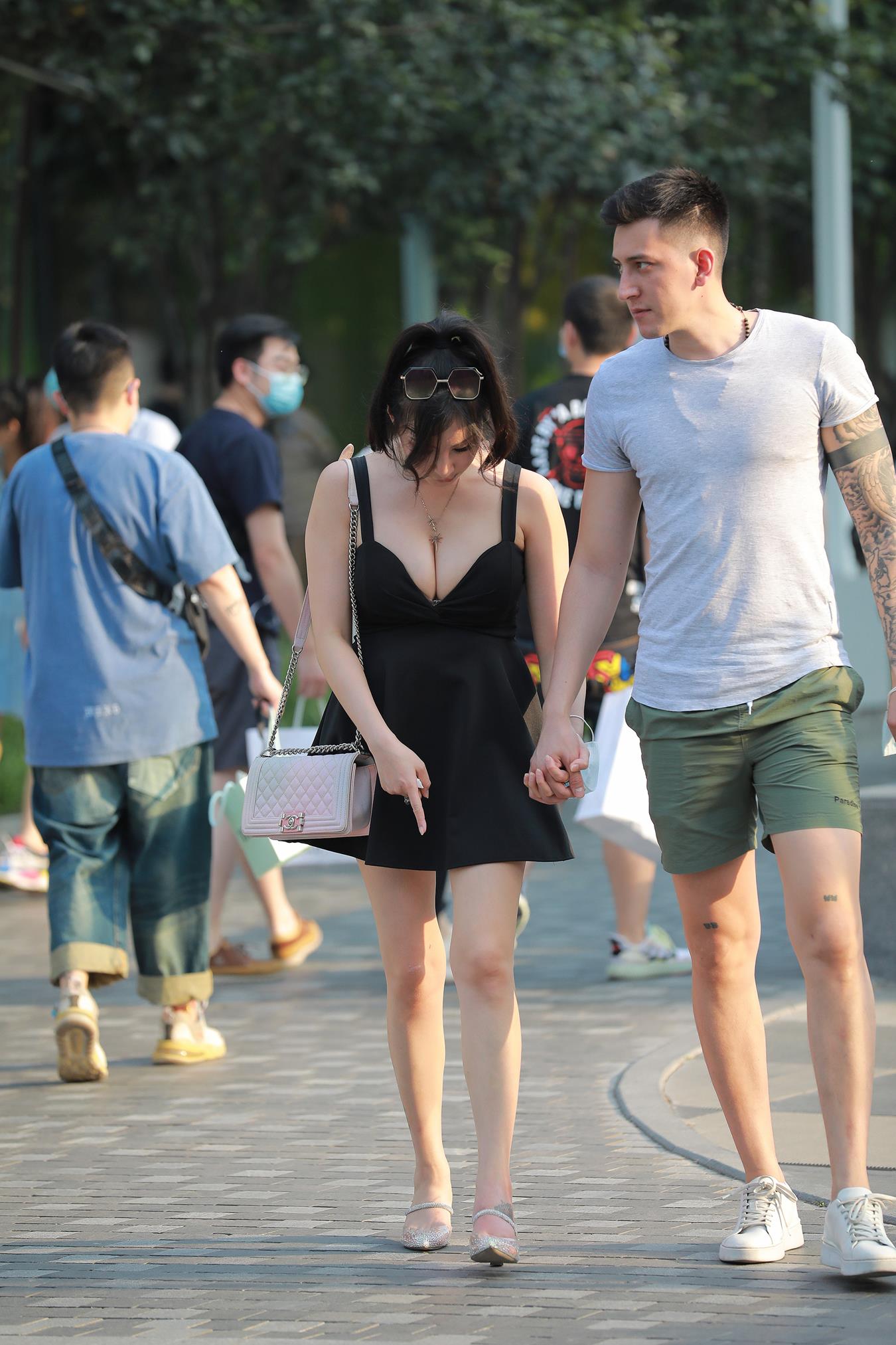 图片[2]-精选唯美街拍 NO.1213 玻璃街拍作品 – 玩跷跷板的姓感女友[112P]-草丛看图