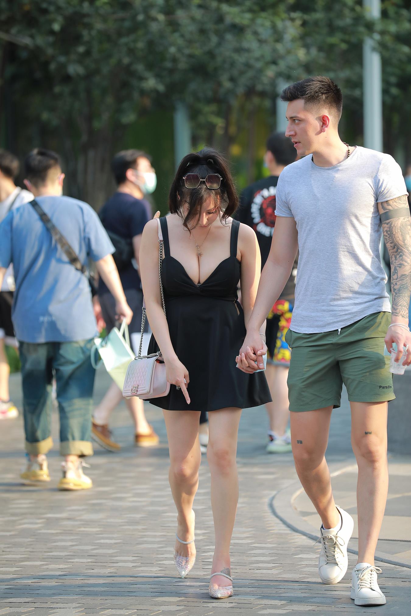 图片[4]-精选唯美街拍 NO.1213 玻璃街拍作品 – 玩跷跷板的姓感女友[112P]-草丛看图