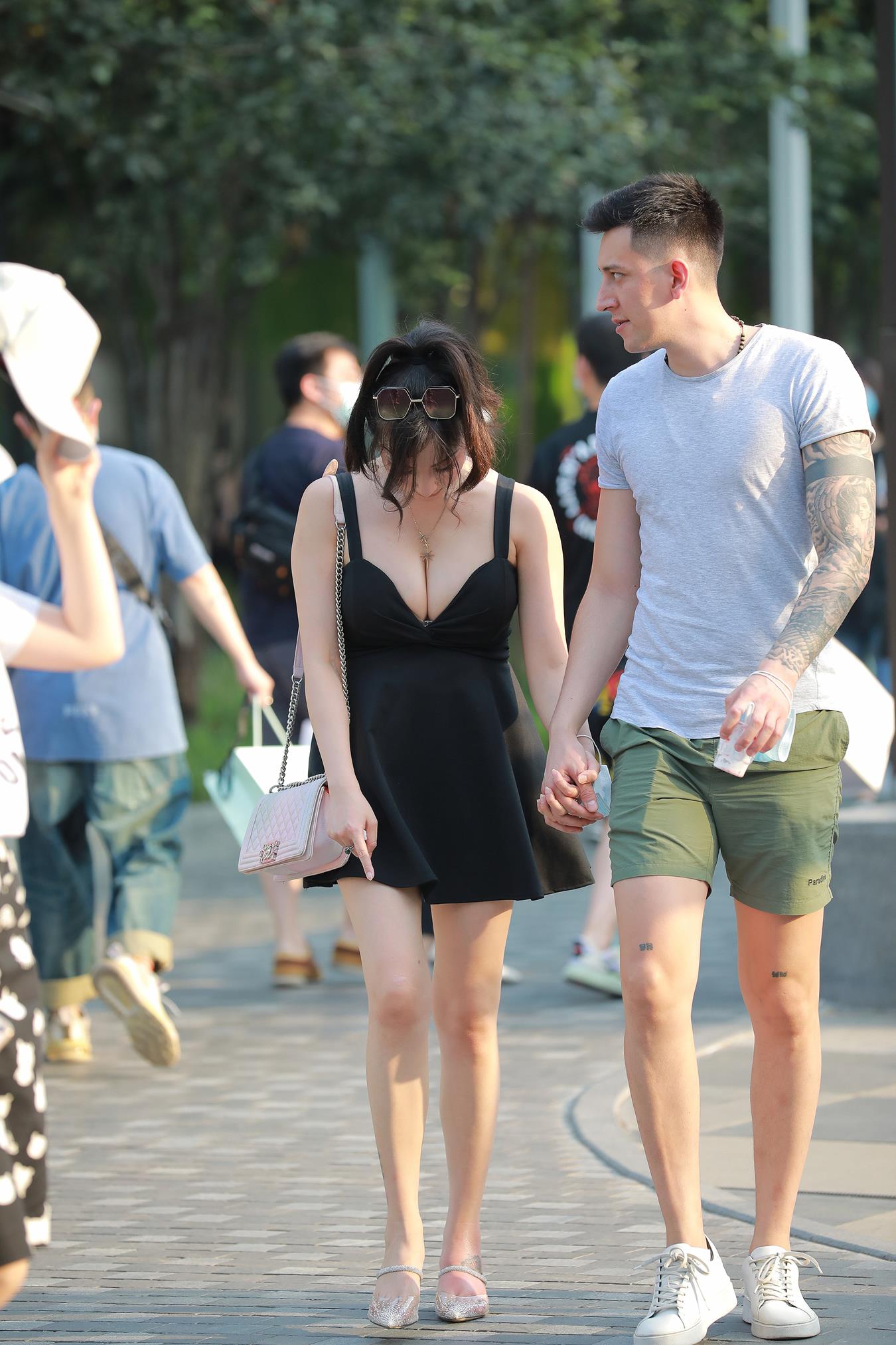 图片[5]-精选唯美街拍 NO.1213 玻璃街拍作品 – 玩跷跷板的姓感女友[112P]-草丛看图