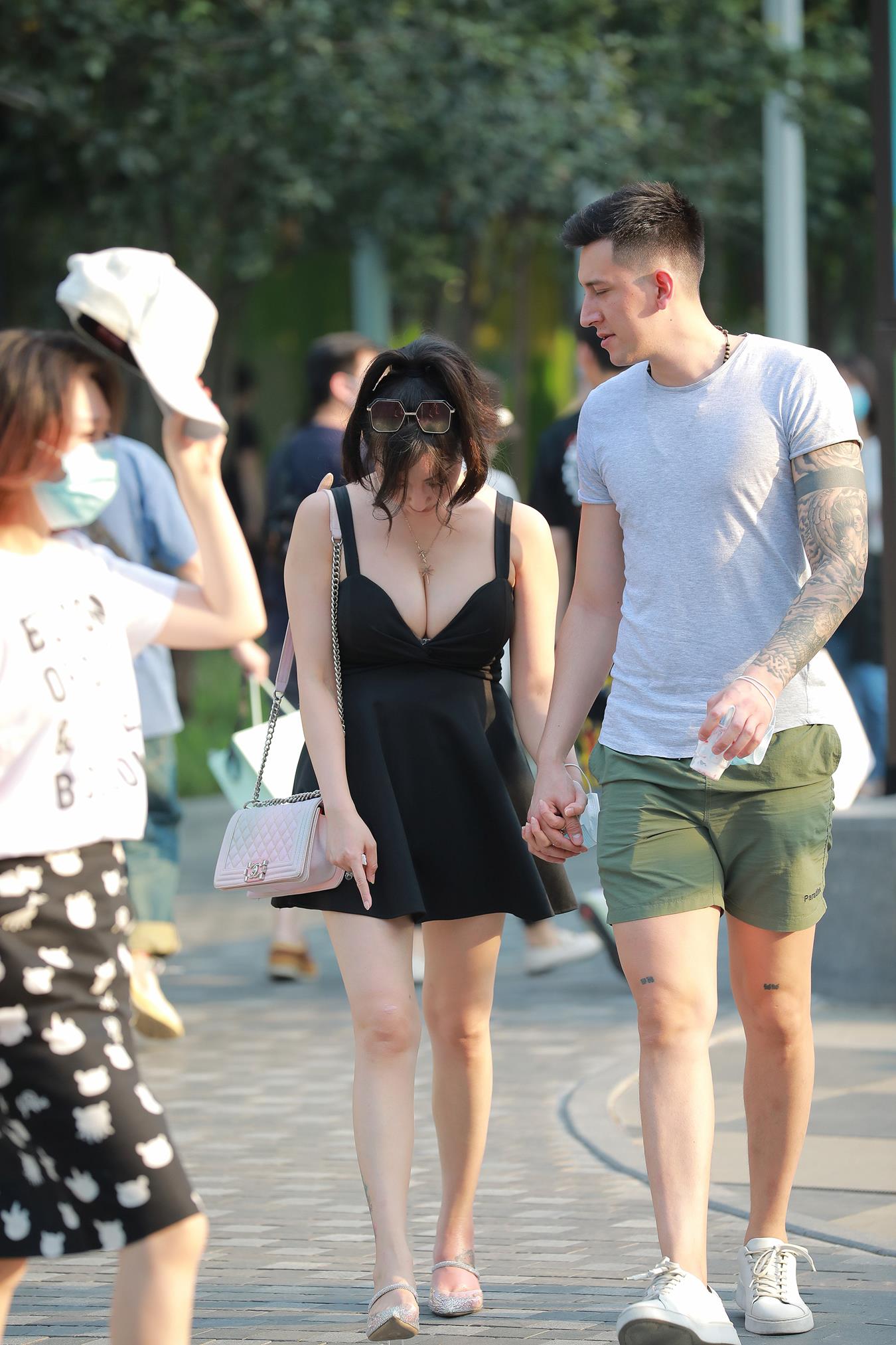 图片[6]-精选唯美街拍 NO.1213 玻璃街拍作品 – 玩跷跷板的姓感女友[112P]-草丛看图