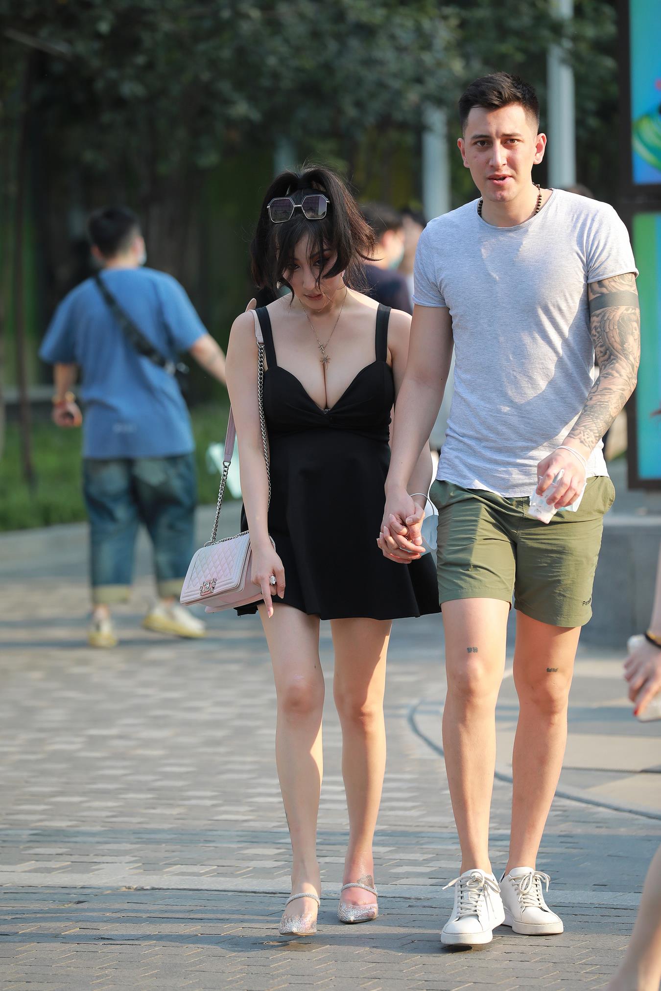 图片[7]-精选唯美街拍 NO.1213 玻璃街拍作品 – 玩跷跷板的姓感女友[112P]-草丛看图