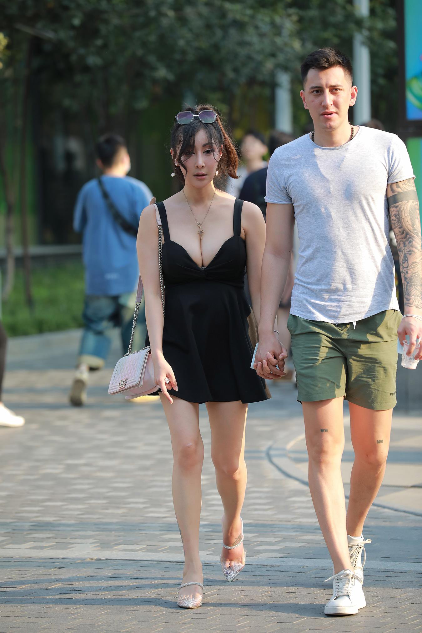 图片[8]-精选唯美街拍 NO.1213 玻璃街拍作品 – 玩跷跷板的姓感女友[112P]-草丛看图