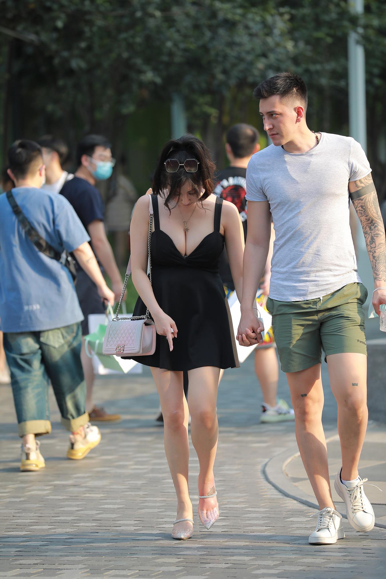 图片[1]-精选唯美街拍 NO.1213 玻璃街拍作品 – 玩跷跷板的姓感女友[112P]-草丛看图