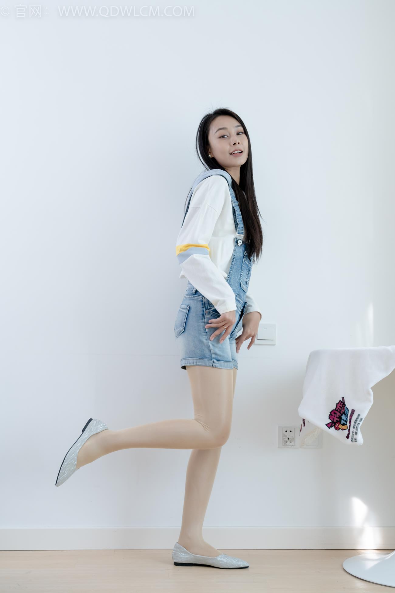 图片[5]-精选勿恋传媒 NO.2173 兰兰-初秋的街头[105P]-草丛看图