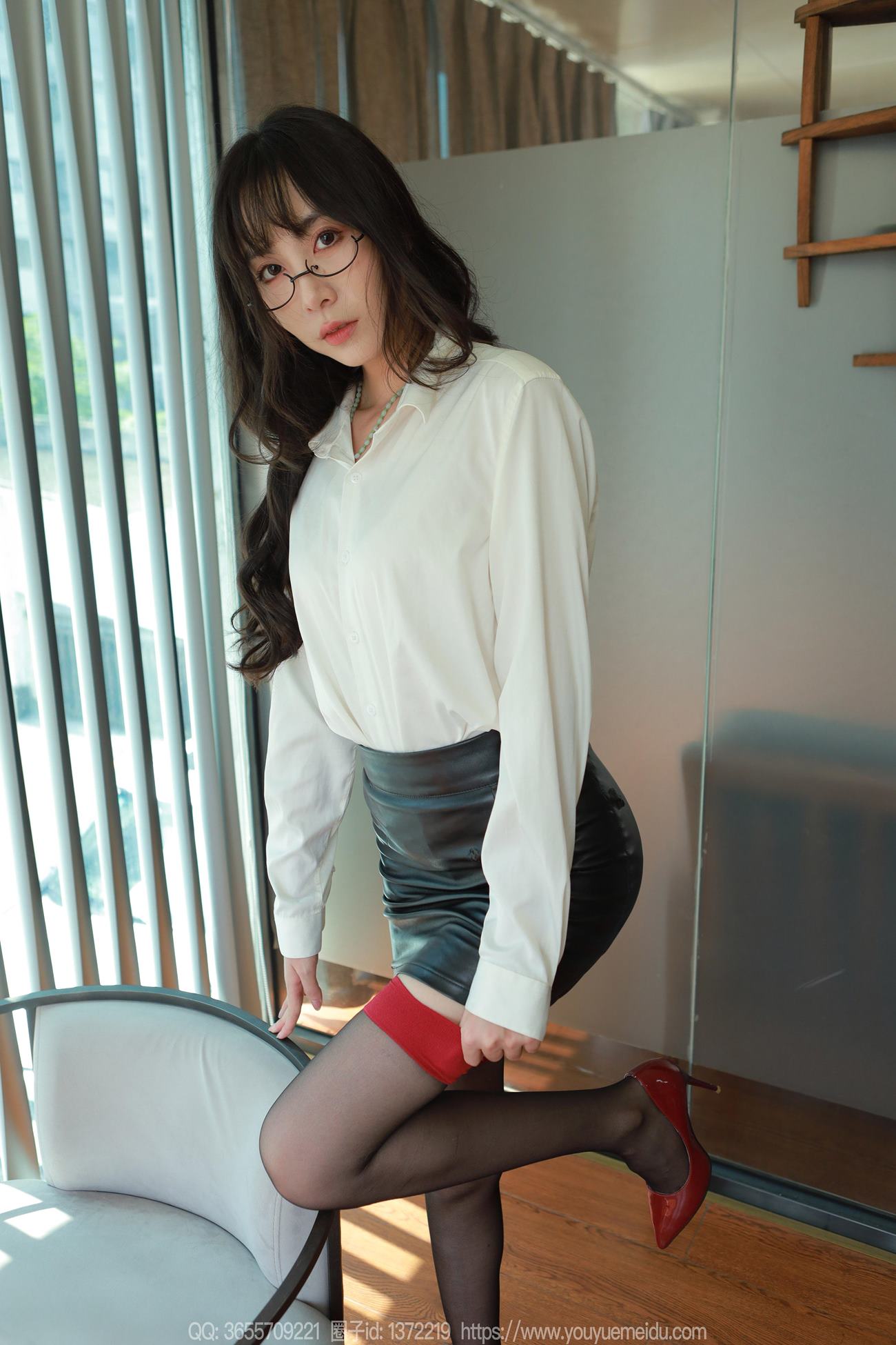 图片[2]-精选[IESS异思趣向] 2024.10.04 丝享家1863：团团《双红长腿》[90P]-草丛看图