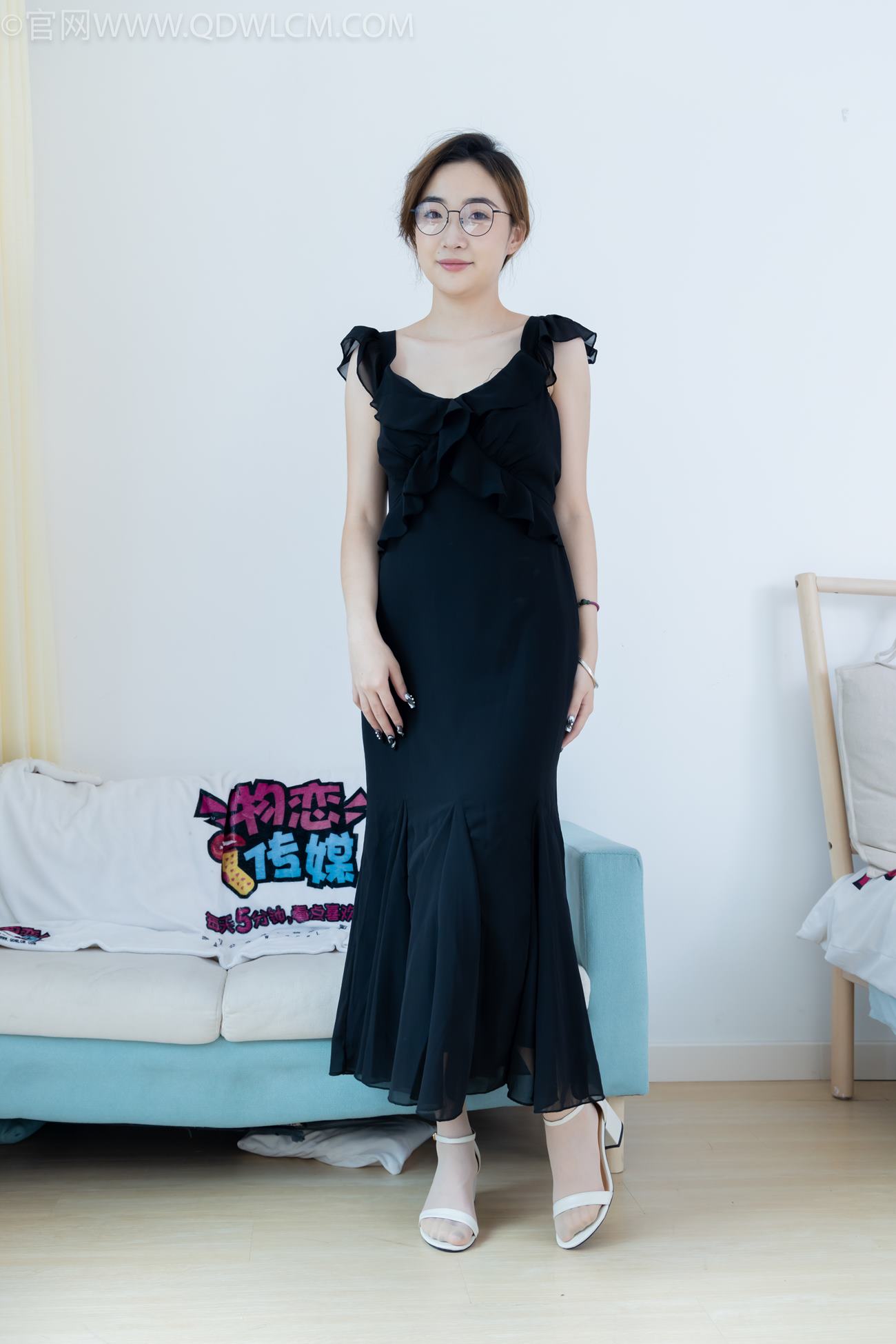 图片[1]-精选勿恋传媒 NO.2147 恬恬-知性优雅[135P]-草丛看图