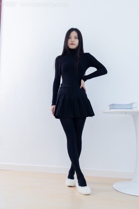 精选勿恋传媒 NO.2137 茯苓-一起出逃[143P]-草丛看图