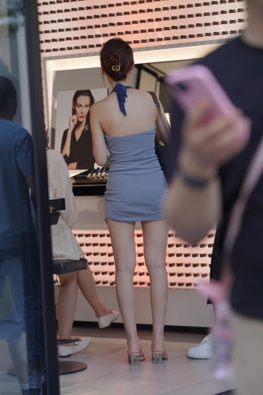 精选唯美街拍 NO.1171 连体包臀裙小解解 （1）[100P]-草丛看图