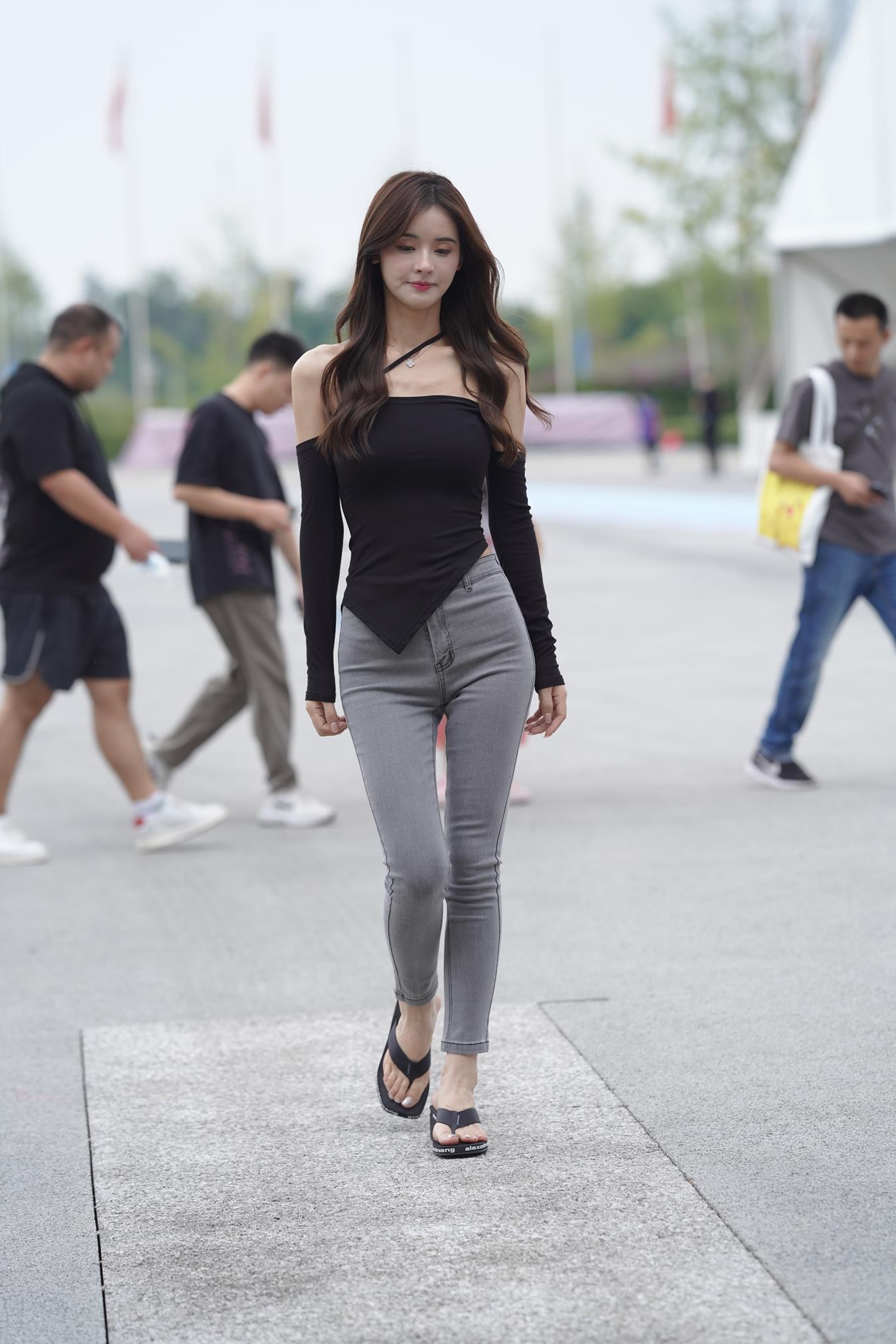 图片[3]-精选唯美街拍 NO.1163 灰色牛仔黑衣美女 [111P]-草丛看图