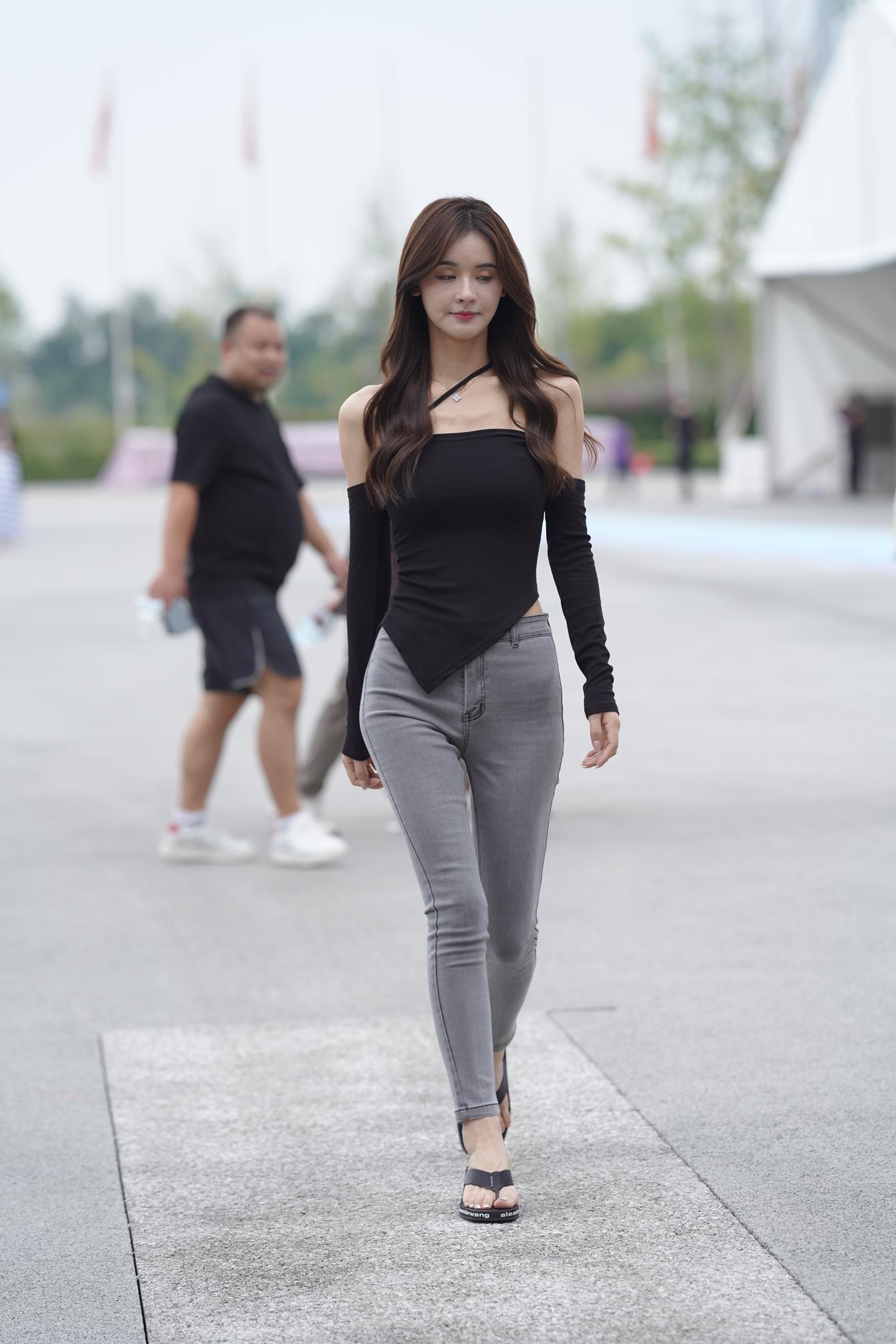 图片[5]-精选唯美街拍 NO.1163 灰色牛仔黑衣美女 [111P]-草丛看图