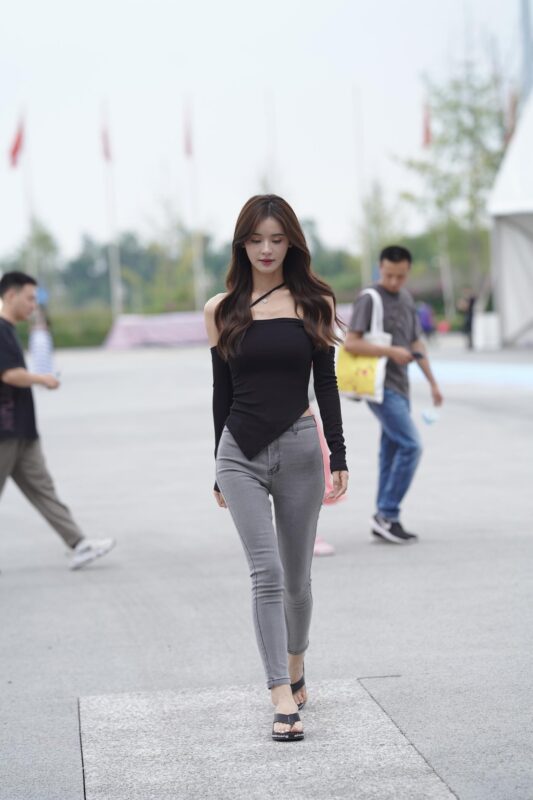 精选唯美街拍 NO.1163 灰色牛仔黑衣美女 [111P]-草丛看图