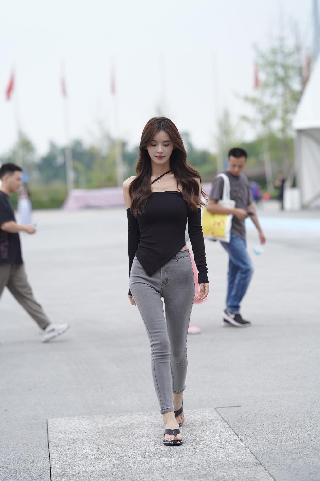 图片[1]-精选唯美街拍 NO.1163 灰色牛仔黑衣美女 [111P]-草丛看图