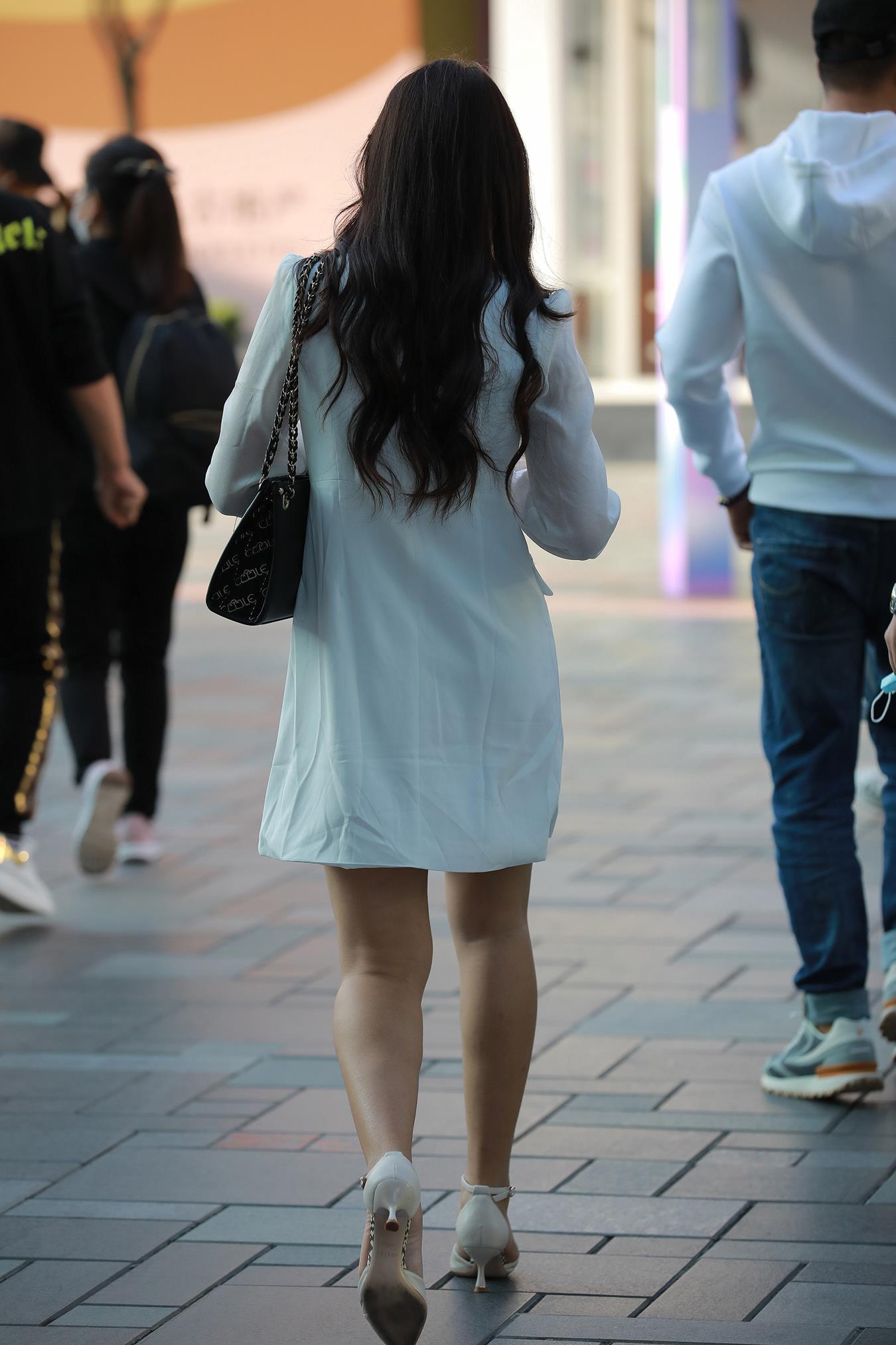 图片[2]-精选唯美街拍 NO.1191 – 白裙高跟小解解[100P]-草丛看图