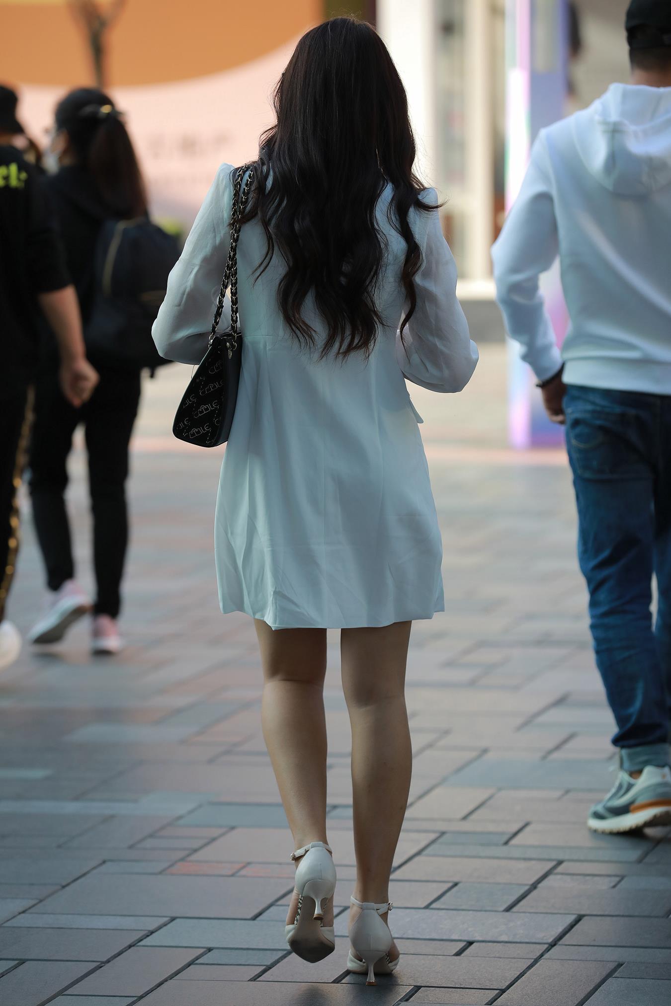 图片[3]-精选唯美街拍 NO.1191 – 白裙高跟小解解[100P]-草丛看图