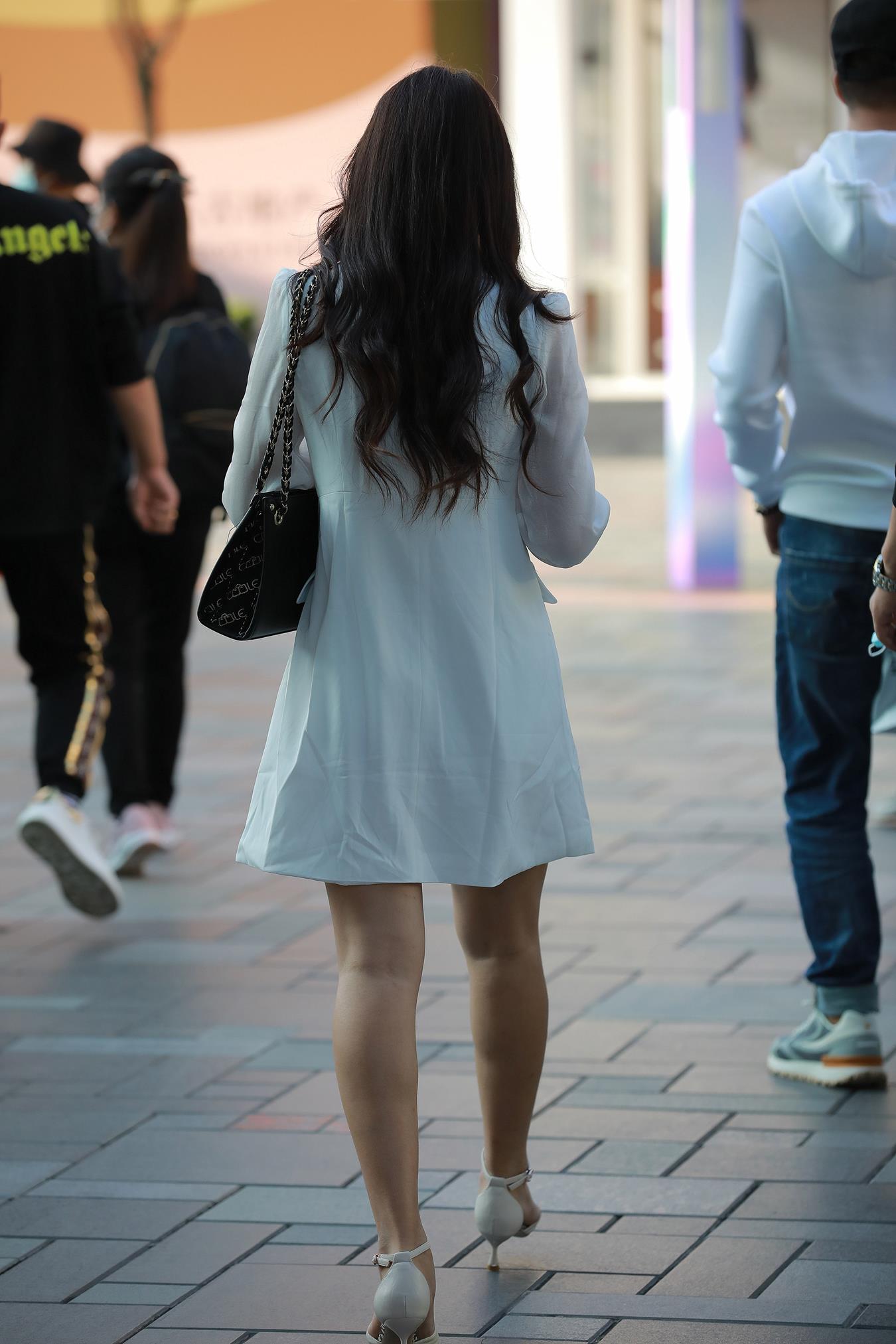 图片[1]-精选唯美街拍 NO.1191 – 白裙高跟小解解[100P]-草丛看图
