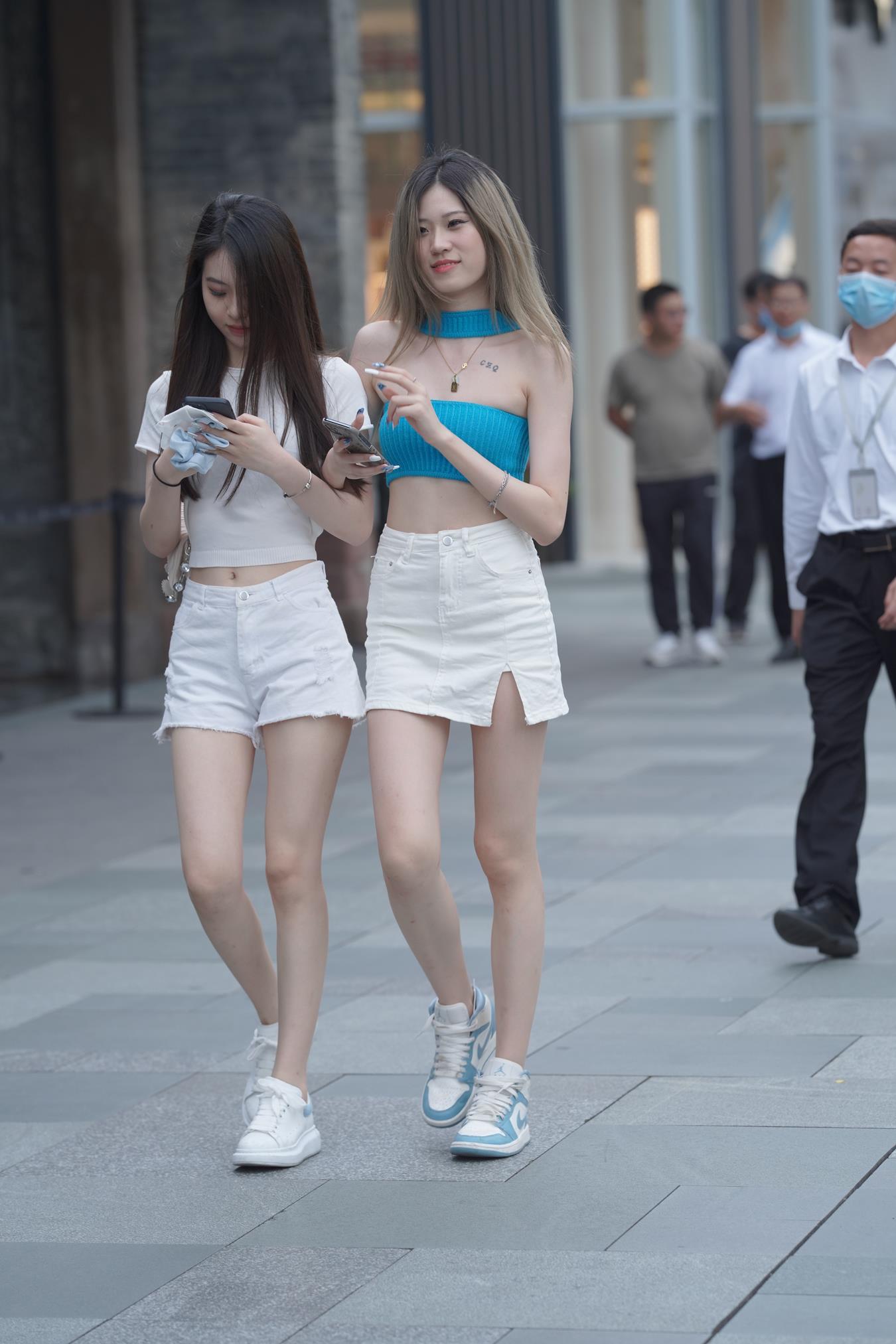 图片[1]-精选唯美街拍 NO.1197 – 两位可爱美腿美女 [74P]-草丛看图