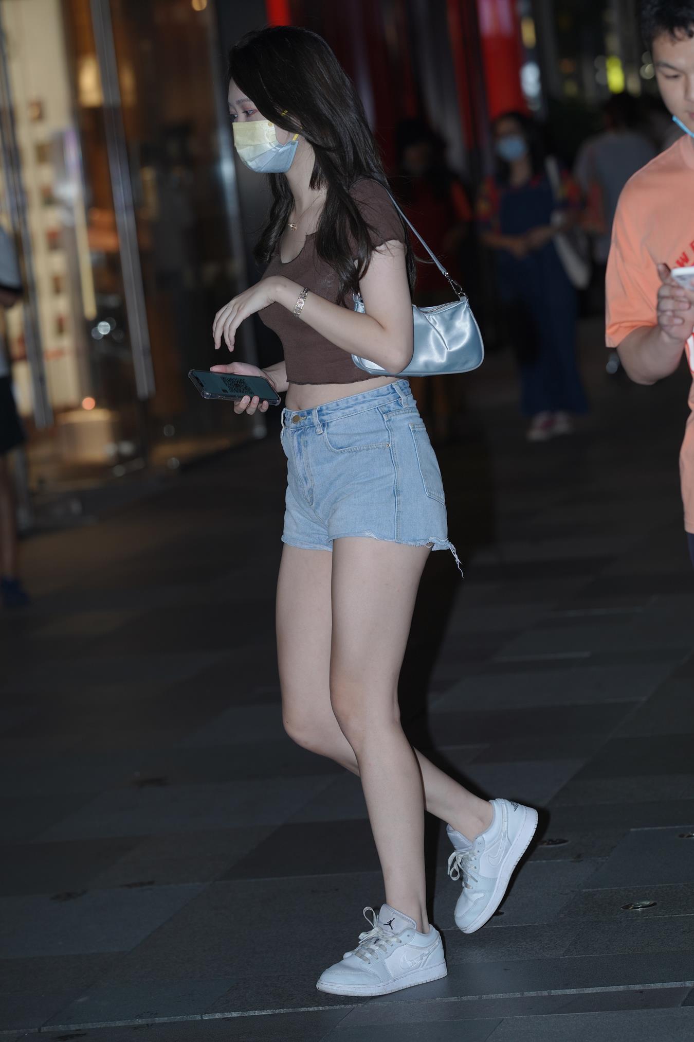 图片[2]-精选唯美街拍 NO.1175  玩手机的热裤美女 [87P]-草丛看图