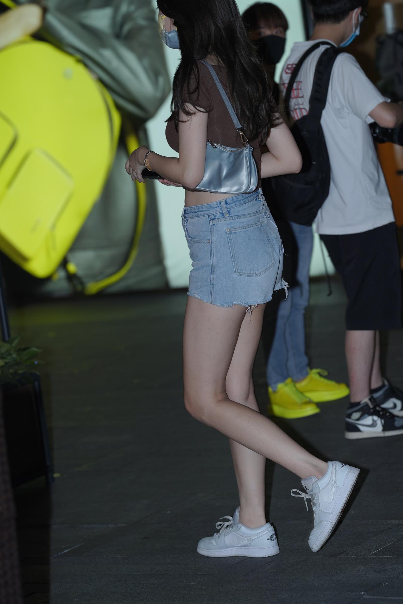 图片[5]-精选唯美街拍 NO.1175  玩手机的热裤美女 [87P]-草丛看图