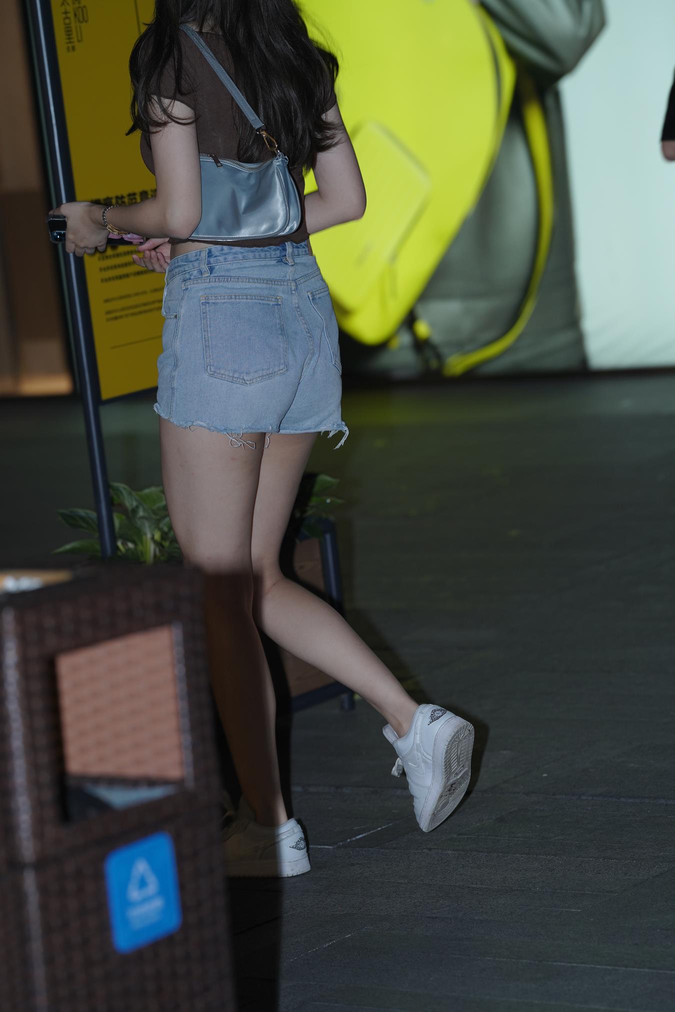 图片[6]-精选唯美街拍 NO.1175  玩手机的热裤美女 [87P]-草丛看图