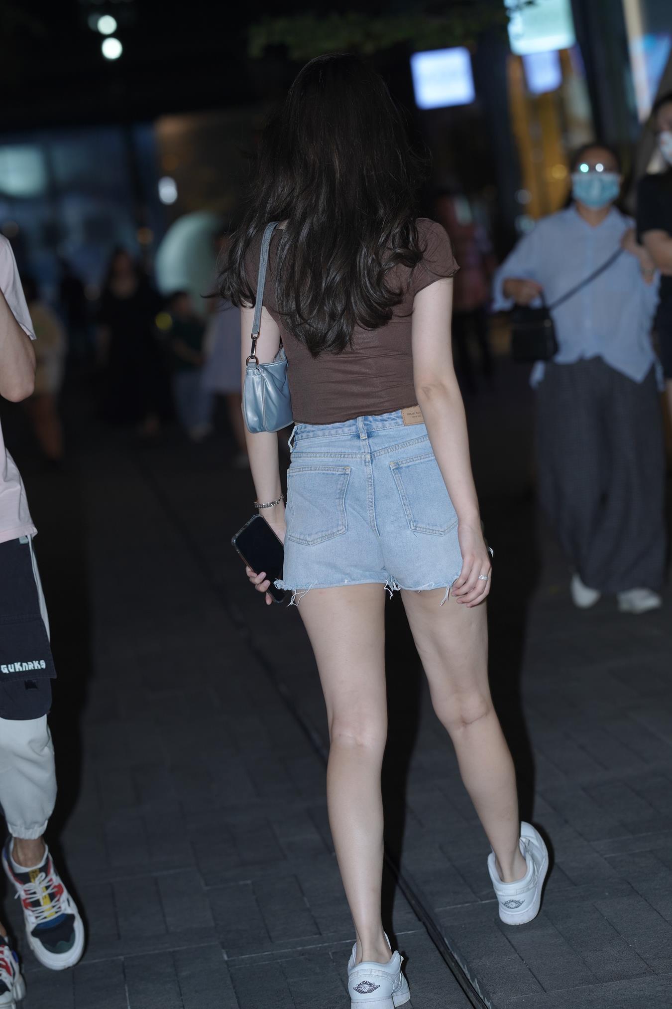 图片[8]-精选唯美街拍 NO.1175  玩手机的热裤美女 [87P]-草丛看图